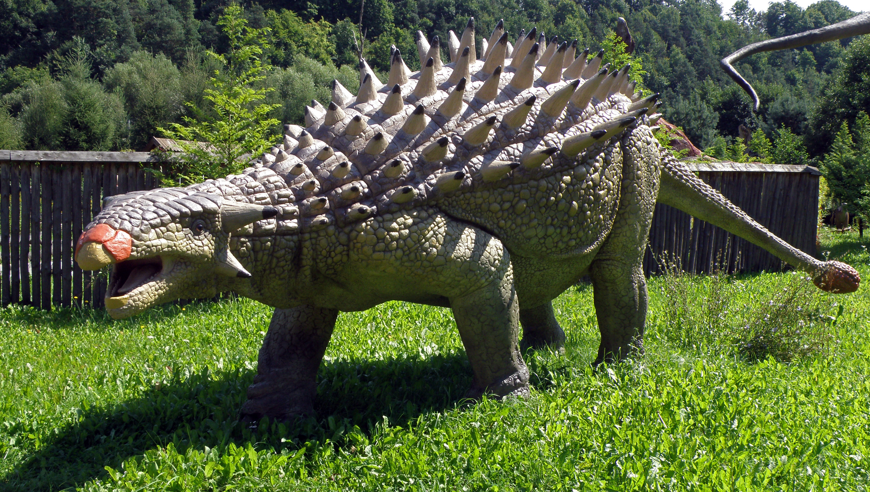 Modelo animatrônico de Ankylosaurus no JuraPark Bałtów, Polônia.